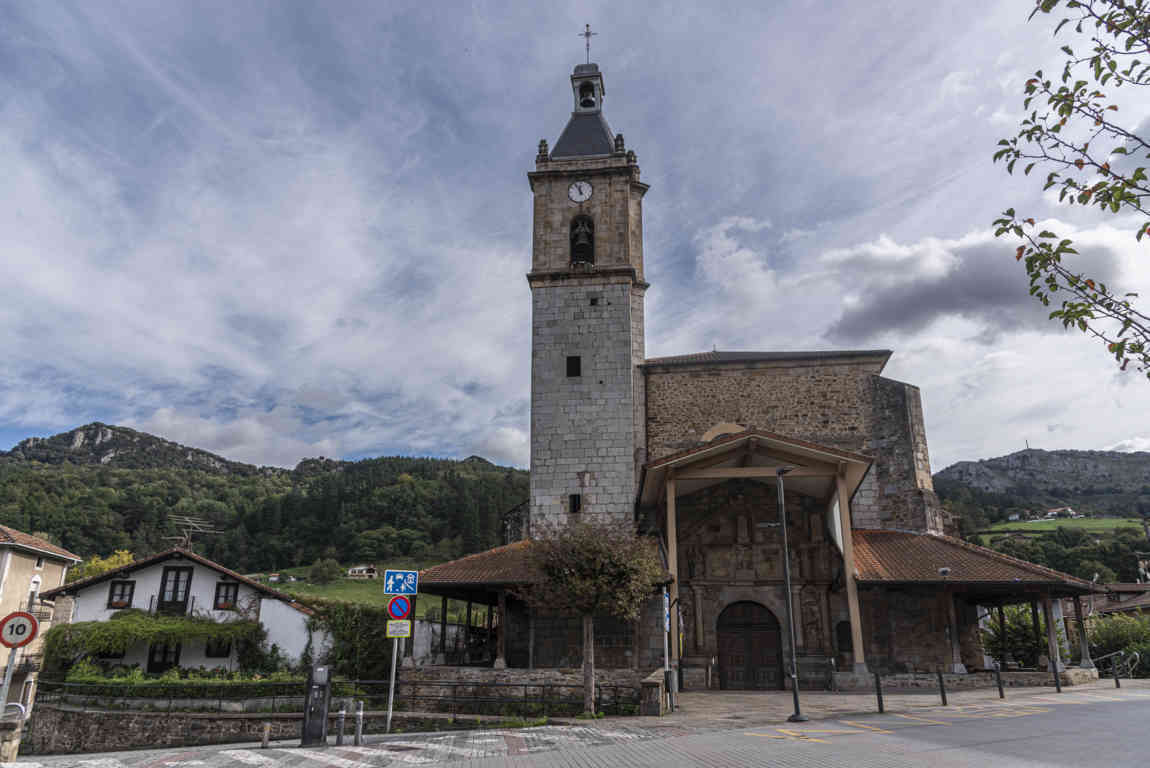 Vizcaya - Areatza 06 - iglesia de San Bartolomé.jpg